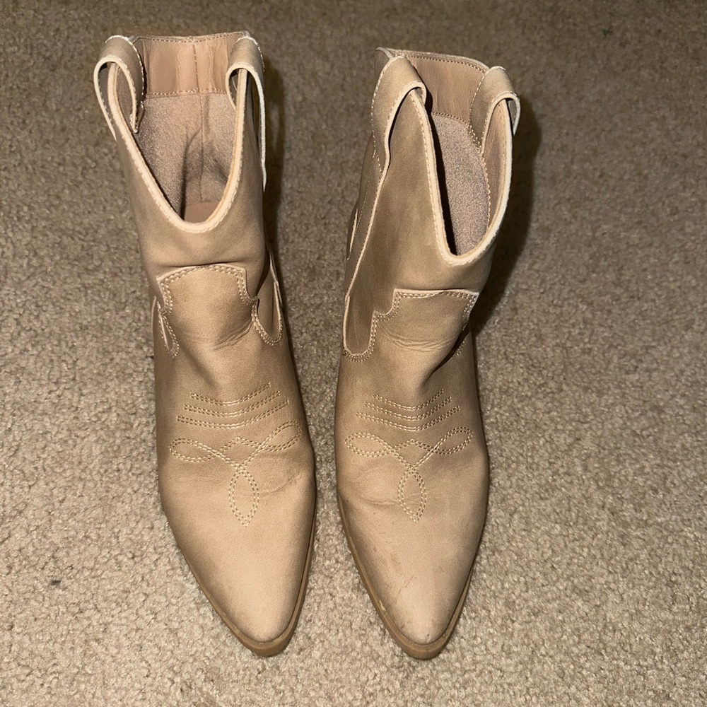 Women’s tan boots